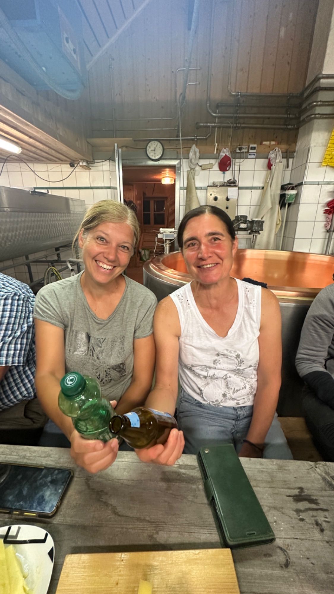Anita Malin und Tamara Nasahl freuten sich über den Ausflug auf die Alpe.