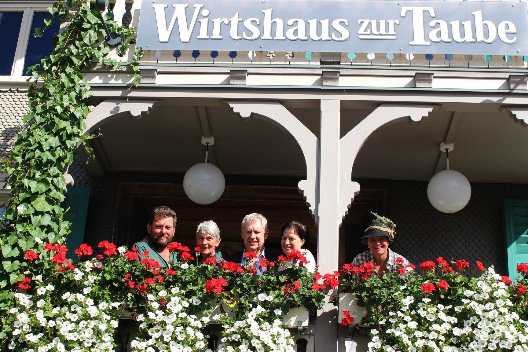 Die Reaktivierung des Alberschwender Alptags trug maßgeblich Lothar Eilers Handschrift. Im Vorjahr verabschiedete er sich von den langjährigen Hirtschaften Maria und Fridolin Moosbrugger sowie Marianne Metzler (r.).