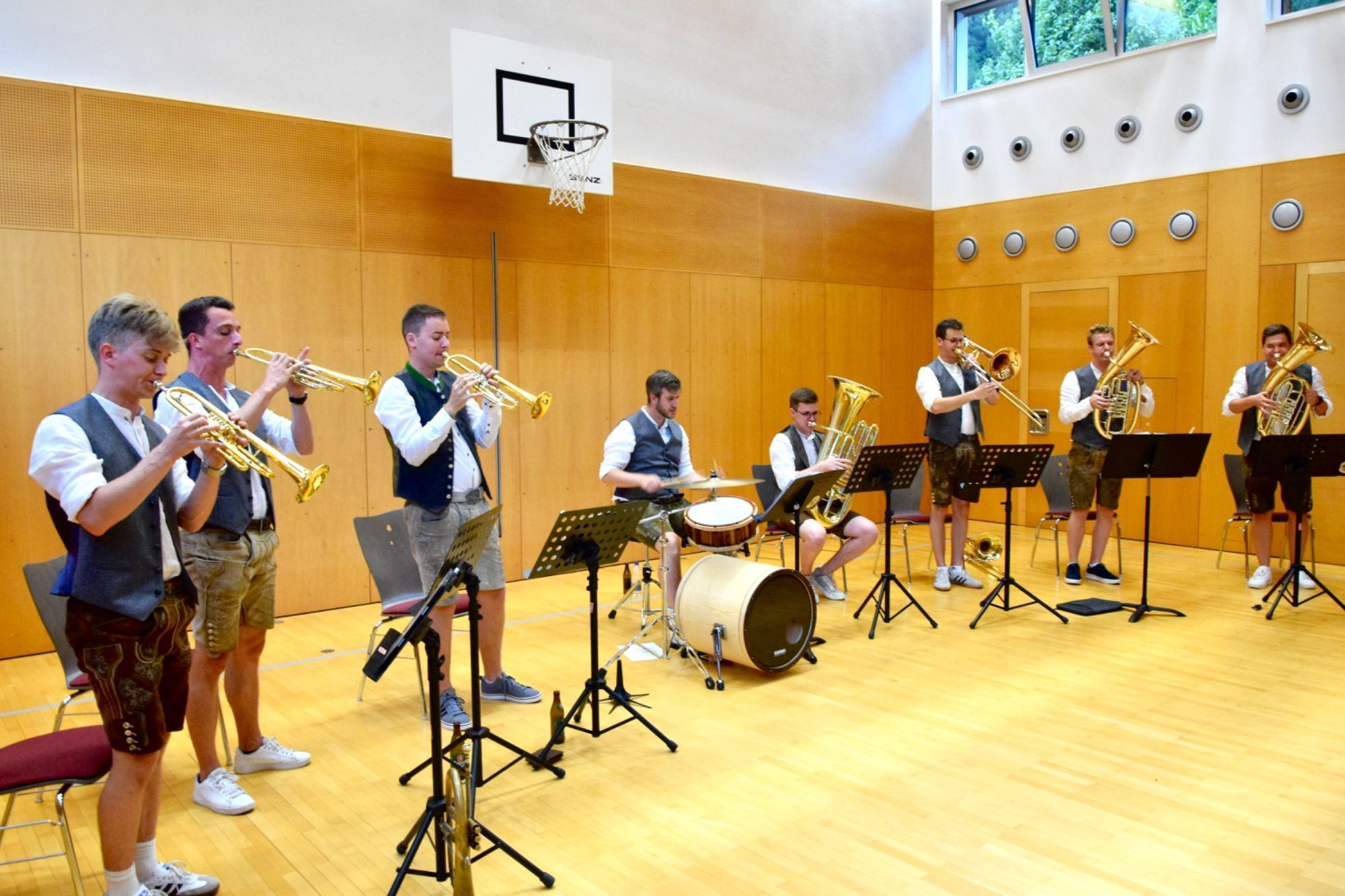 Nach dem wetterbedingten Ortswechsel vom Lorünser Dorfplatz in den Mehrzwecksaal der Gemeinde Lorüns: Benedikt Bär, Martin Kreuzberger, Simon Oberthanner, Julian Gruber, David Hofbauer, Niklas Pöttinger, Lukas Ludescher und Elias Pircher.