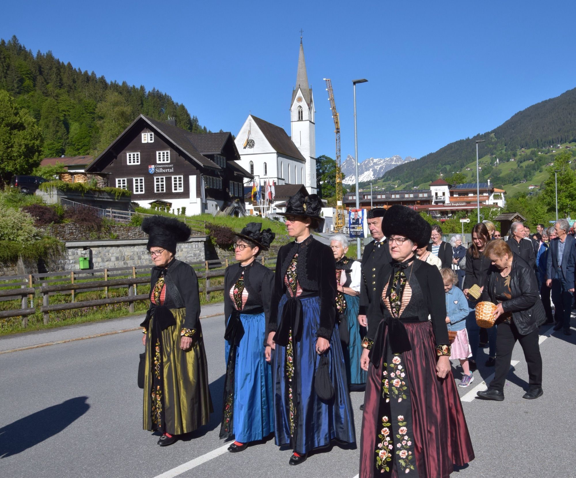 Außenaufnahmen der Pfarrkirche Silbertal (Juni 2026), Orgelpfeifen der Silbertaler Orgel während der Restaurierung in der Silbertaler Kirche (Juni 2026), .