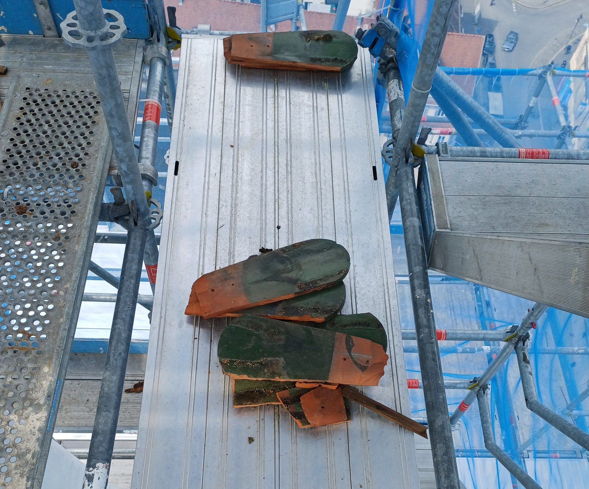 200 neue Dachziegel wurden mit einem christlichen Symbol geprägt und werden derzeit verlegt.