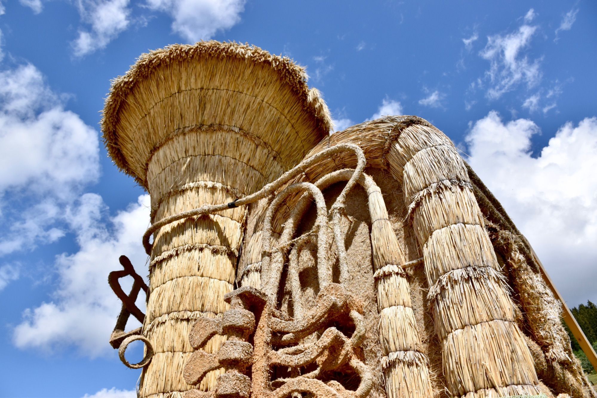 Diese imposante Strohtuba im Bartholomäberger Ortszentrum wurde beim Höchenschwander Strohskulpturen-Festival im vergangenen Jahr gebaut.