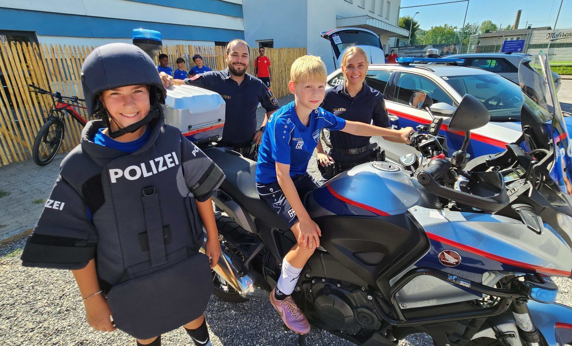 Neben dem Fußballspielen gehörte auch der „Blaulichttag“ mit der Polizei Lochau und der Feuerwehr Lochau zum Programm.