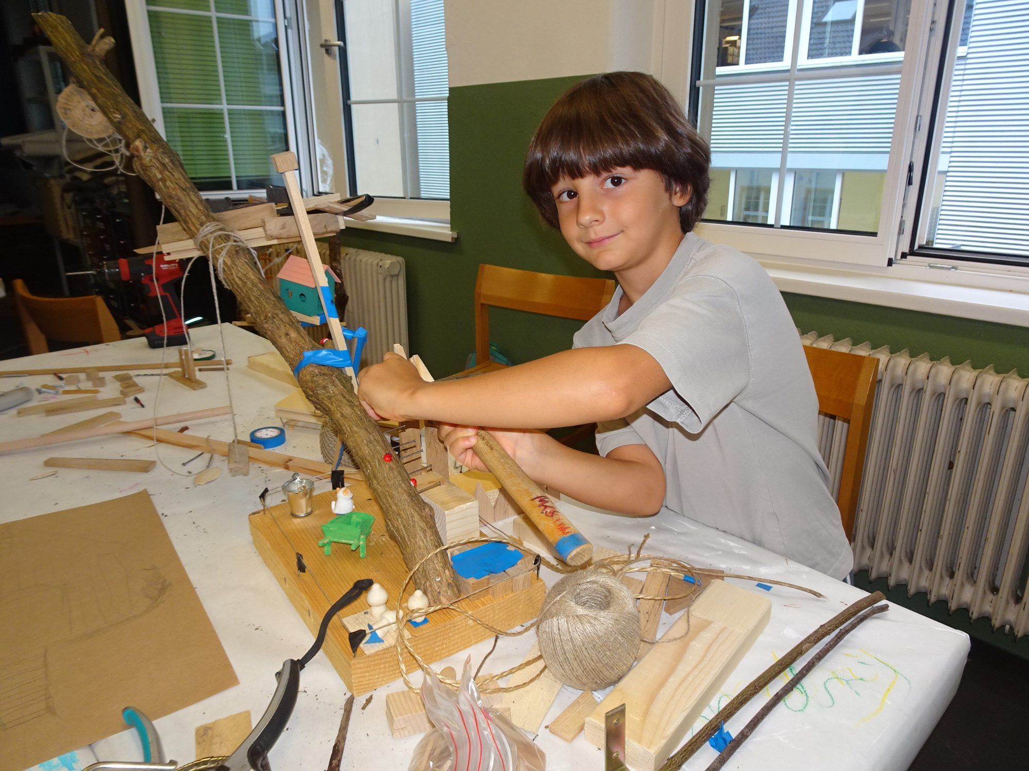 Mit Hammer, Holz und viel Fantasie entstanden im Vismut ganz eigene Baumhausmodelle - hier André´s kreatives Kunstwerk.