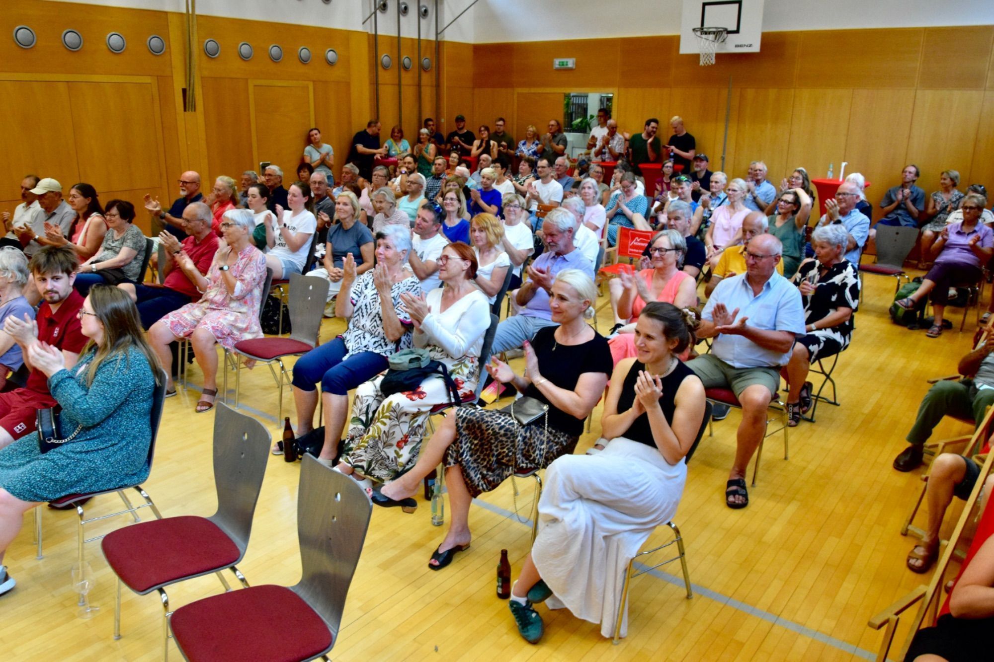 Auftritt der Landstraßen Musig mit Musikern aus Österreich und Südtirol, zu Beginn am Dorfplatz Lorüns, später wetterbedingt im Mehrzwecksaal der Gemeinde Lorüns
