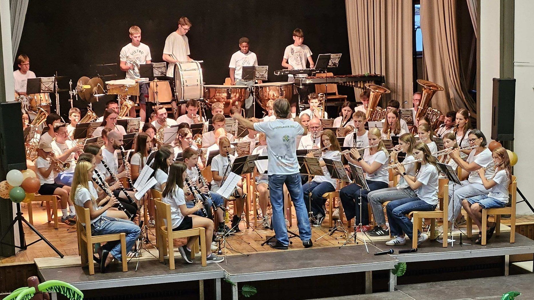 Im Kreis der großen Musikvereinsfamilie präsentierten stolze 65 Musikantinnen und Musikanten unter der Stabführung von Stefan Nobis und Thomas Jehle beim Abschlusskonzert ein sehr abwechslungsreiches und unterhaltsames Programm.