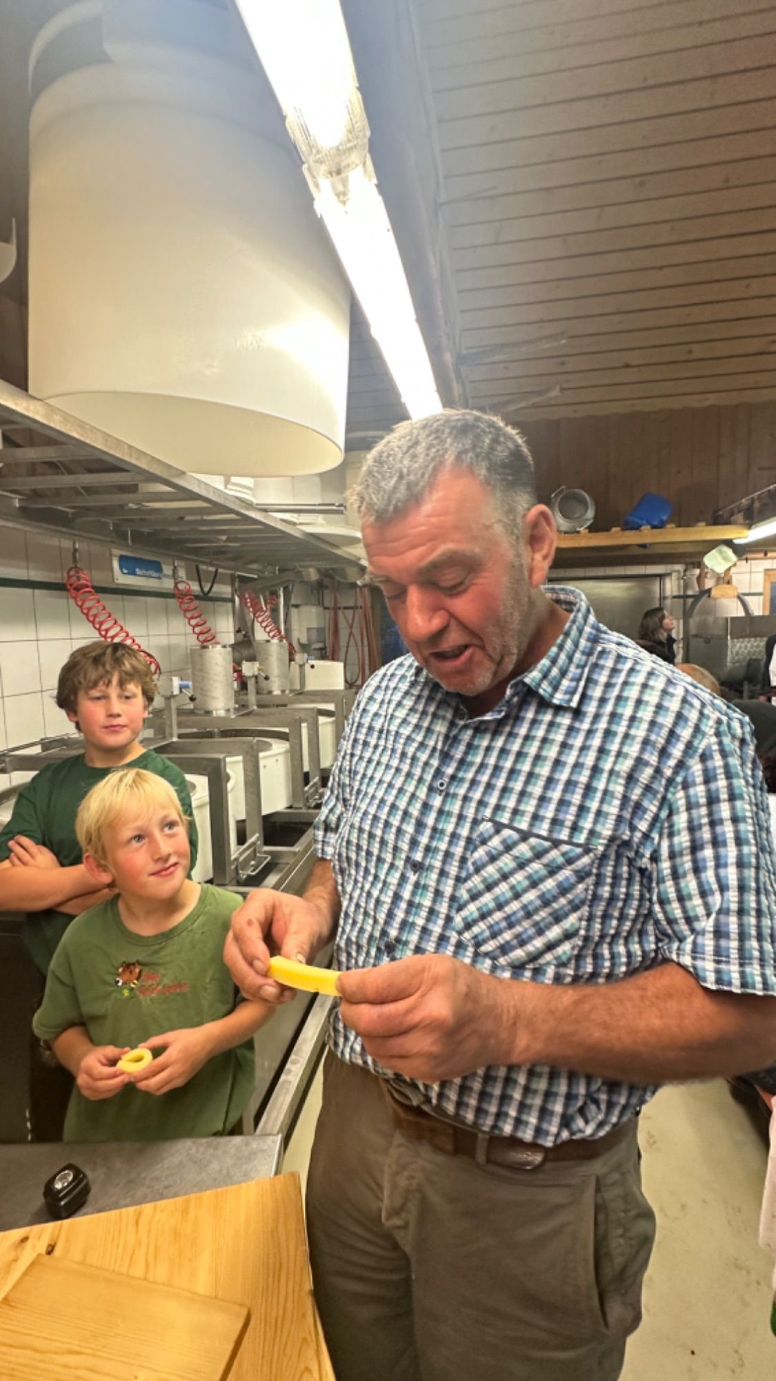 Obmann Gerold Mündle war mit dem jungen Käse sehr zufrieden.