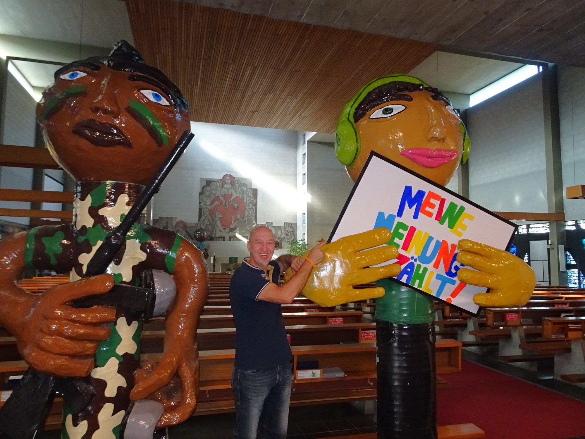 Gemeindeleiter Alfons Meindl holte die Riesenkinder gemeinsam mit einem Zivildiener in die Kirche.
