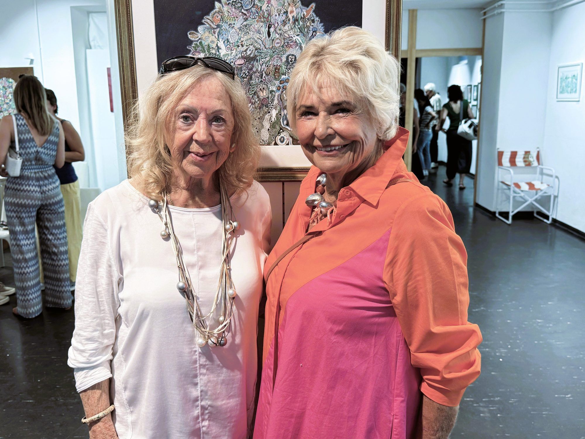 Kunstbegeistert: Roswitha Steger und Renate Moser.