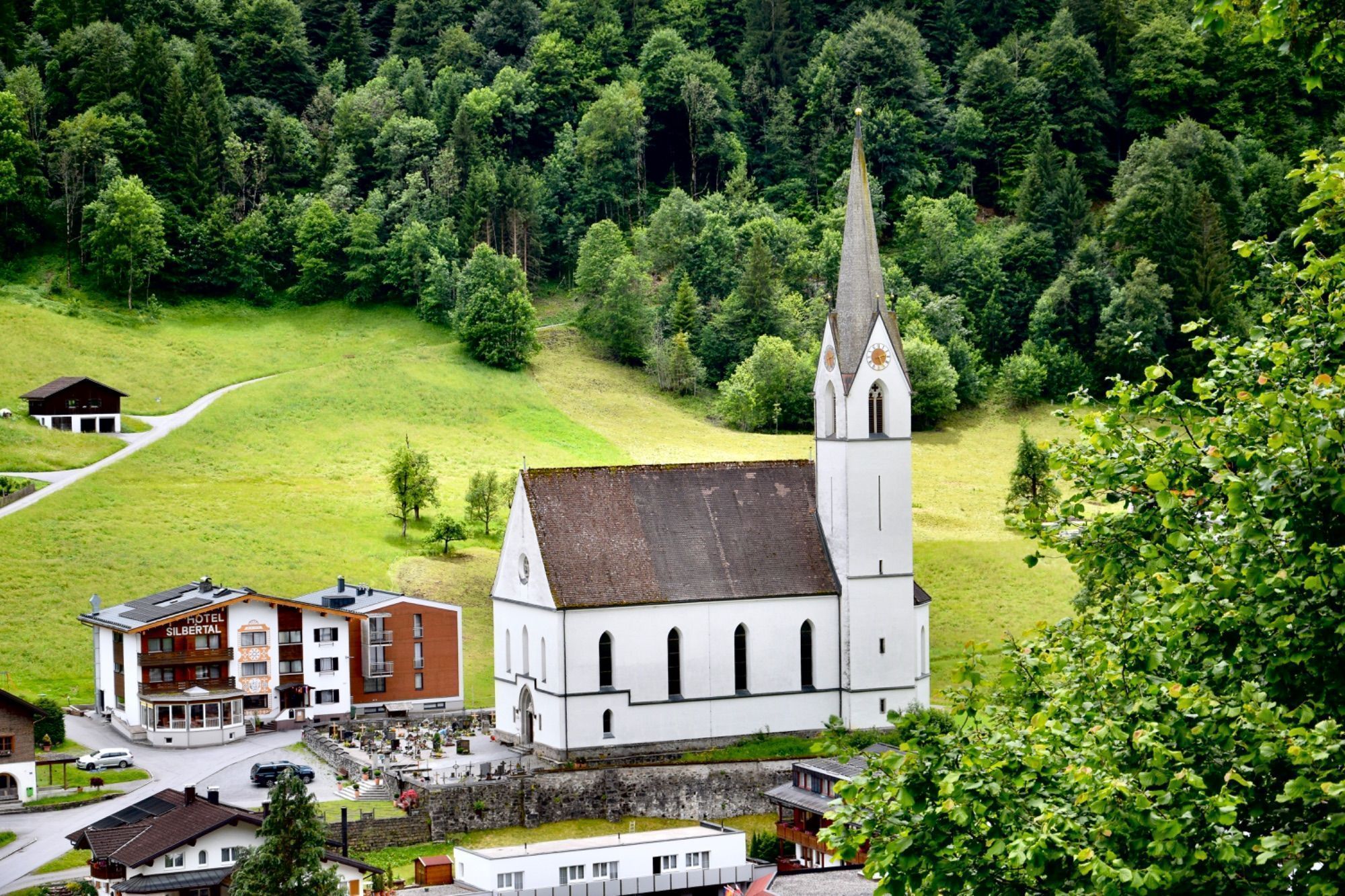 Außenaufnahmen der Pfarrkirche Silbertal (Juni 2026), Orgelpfeifen der Silbertaler Orgel während der Restaurierung in der Silbertaler Kirche (Juni 2026), .
