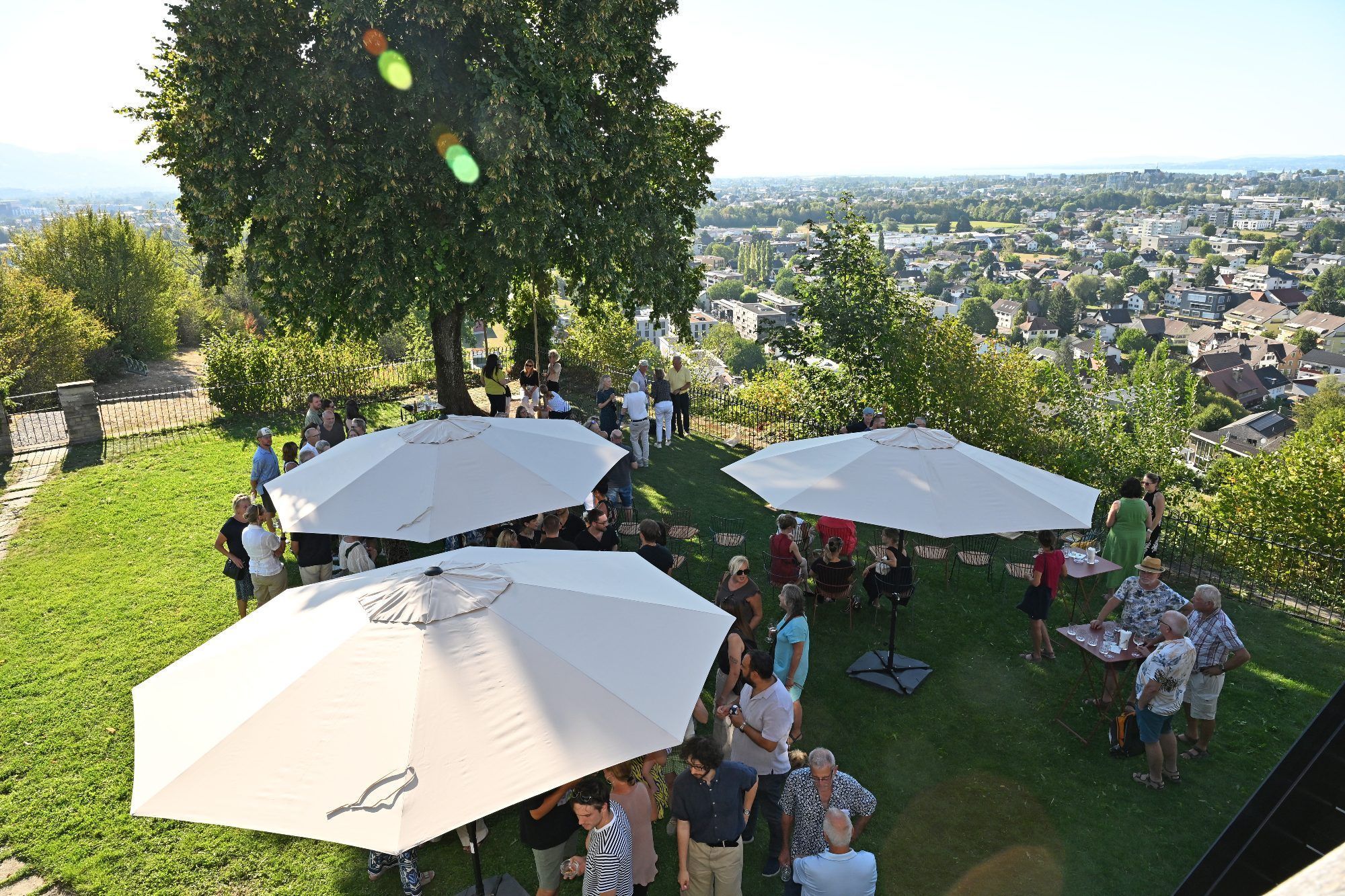 Die Vernissage fand im schattigen Garten von Schloss Wolfurt statt.