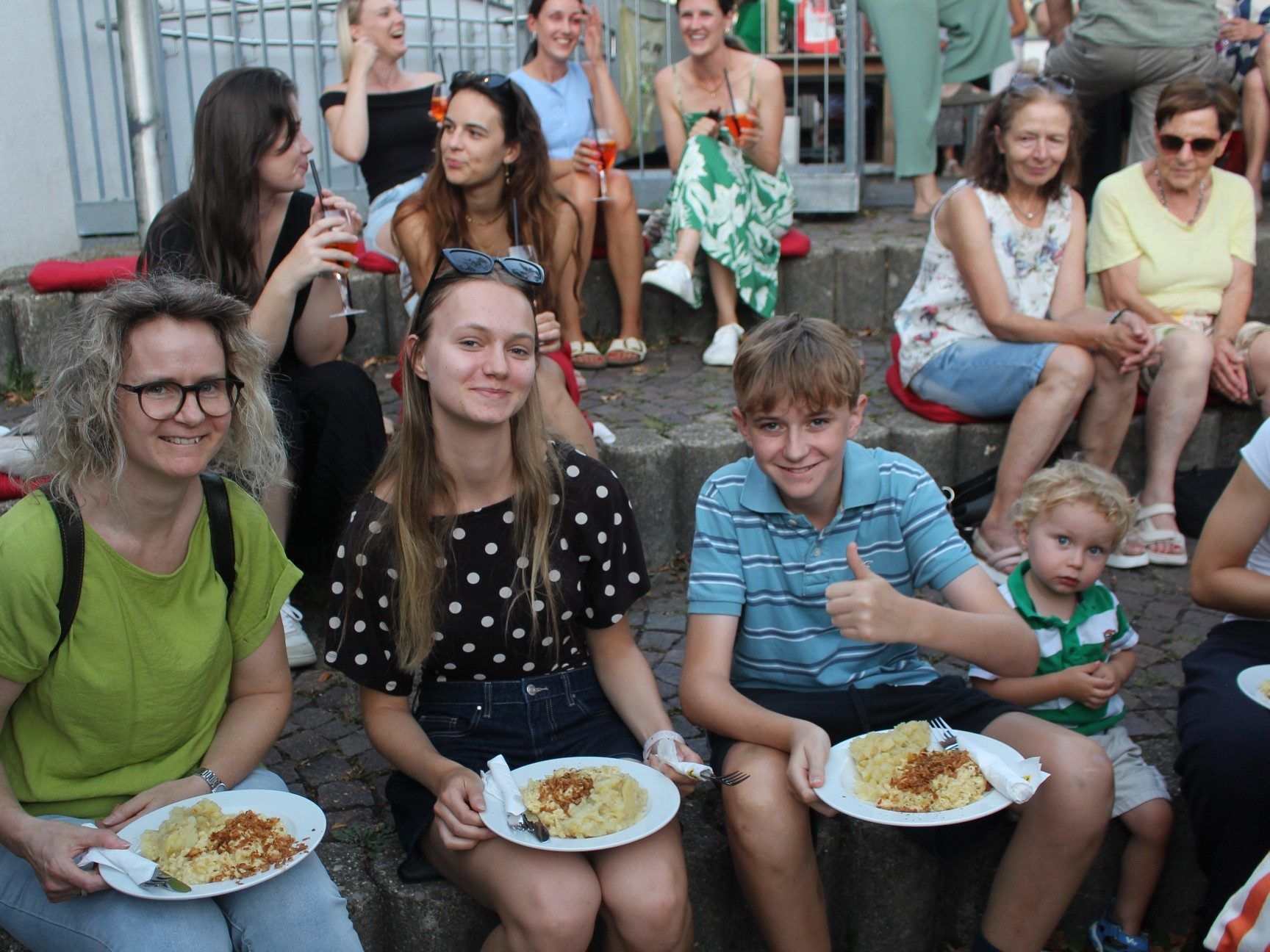 Zeitweise war an den Tischen kein Platz mehr frei – hungrige Gäste mussten deshalb improvisieren . . .