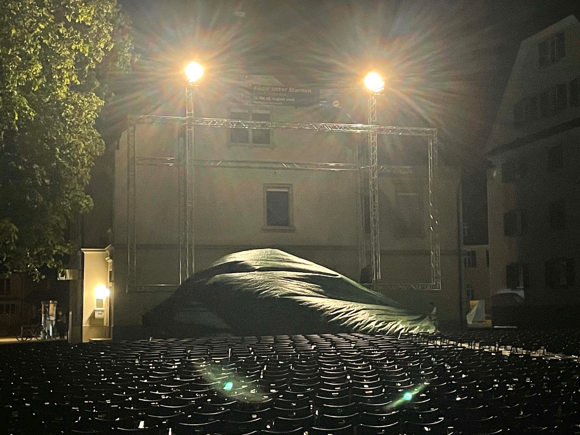 Spätabends wird die Leinwand heruntergeholt.