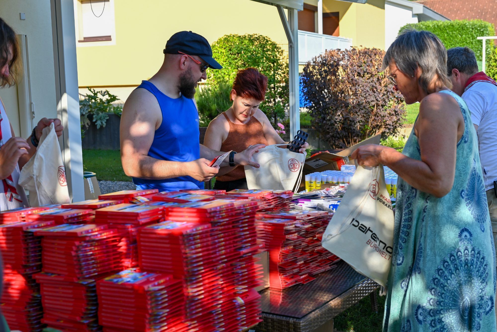 Filz- und Farbstifte, Bleistifte, Radiergummis, Klebestifte und weitere Schulutensilien wurden für den Schulstart zusammengepackt.