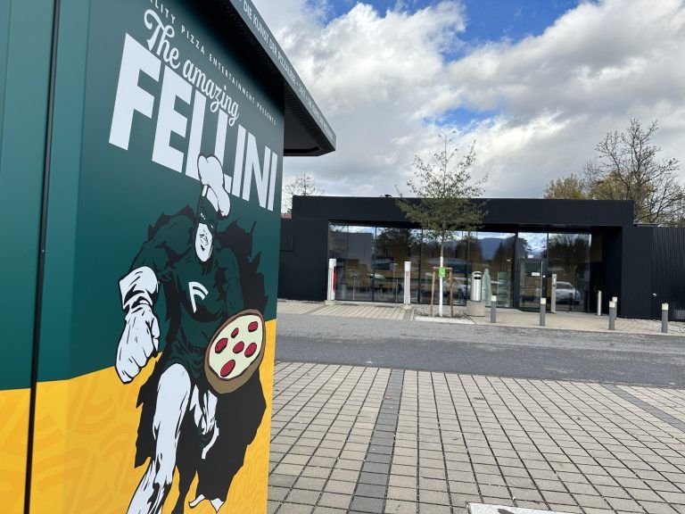 Pizza-Automat beim vlotte Ladepark in Bregenz (Weidachstraße bei der vkw) - Pizzeria Fellini, Tesal Supercharger, vlotte Ladestation