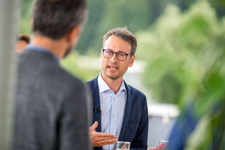 Wie viele zahlen jetzt wirklich drauf? – Bitschi äußert sich zum Zahlenchaos bei der VVV-Tarifreform