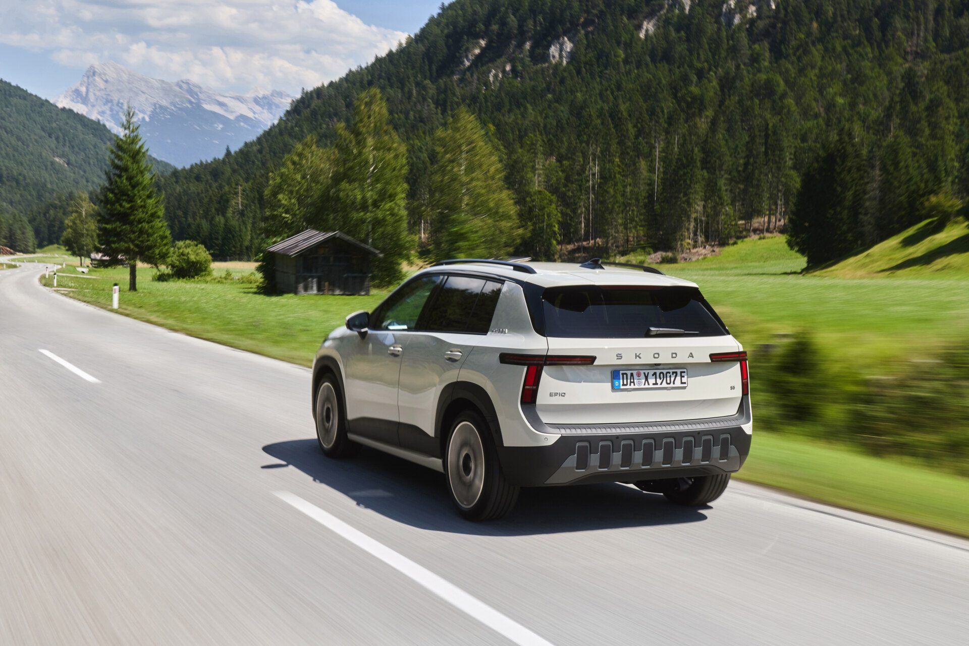 Knackiges Heck mit viel Platz dahinter: Wie sein VW-Bruder ID.Cross bietet der Skoda Epiq dank prakti-schem Unterflur-Bereich beachtliche 471 Liter Kofferraumvolumen