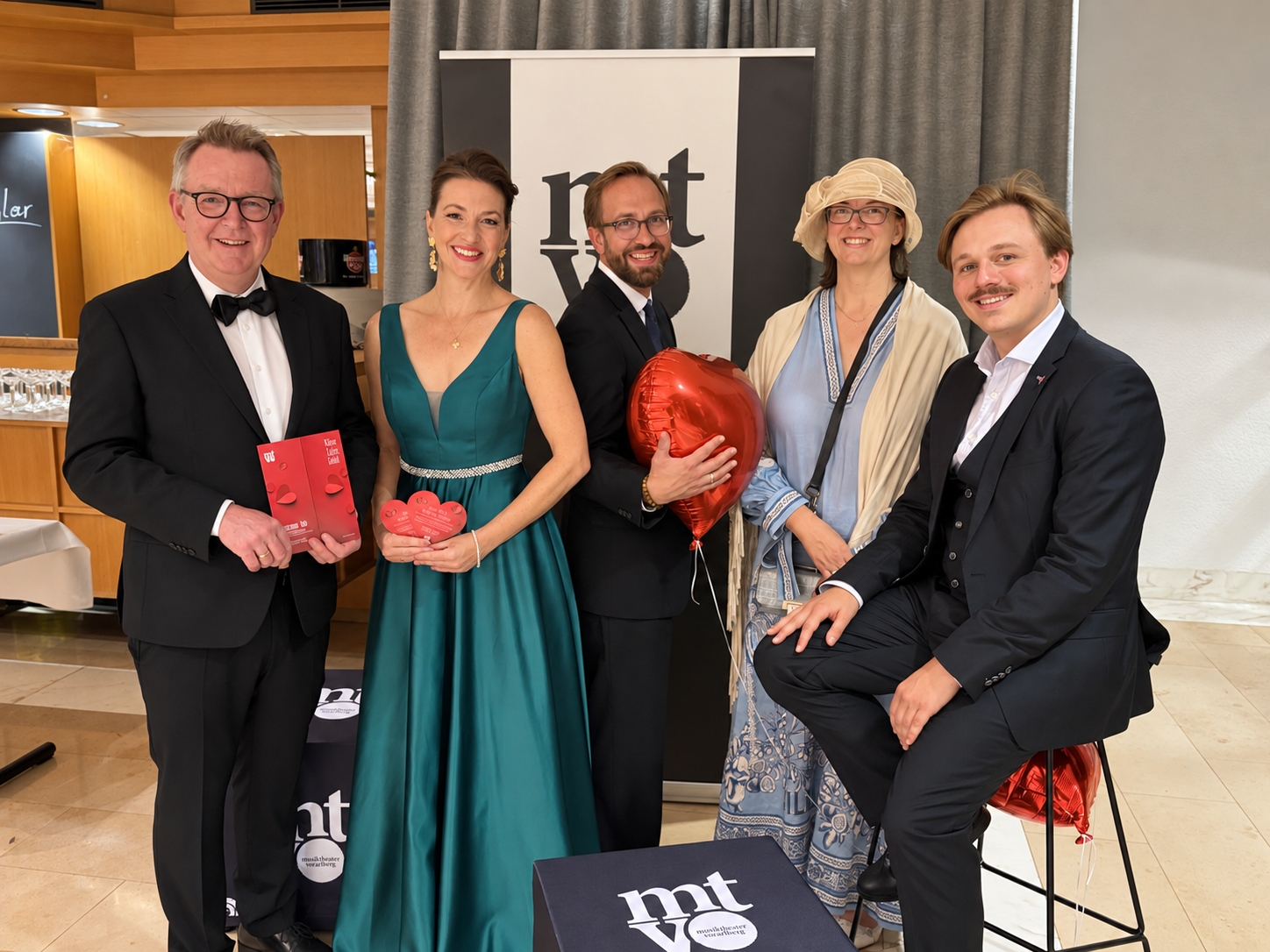 Intedant Nikolaus Netzer, Sopranistin Amber Opheim, Regisseur Andreas Weirich, mtvo-Präsidentin Margit Hinterholzer und Tenor Achim Schurig beim Sommerball.