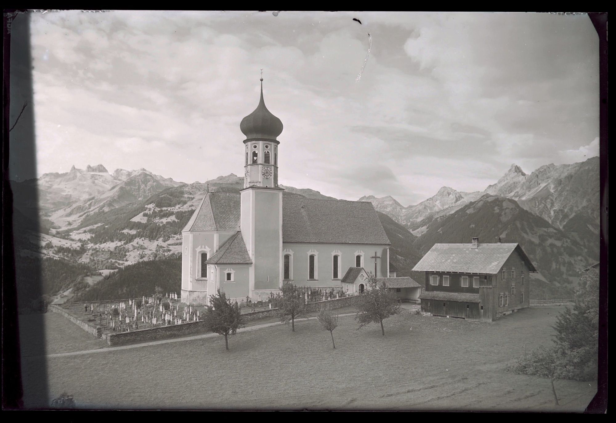 Die Pfarrkirche Bartholomäberg gegen die Zimba.