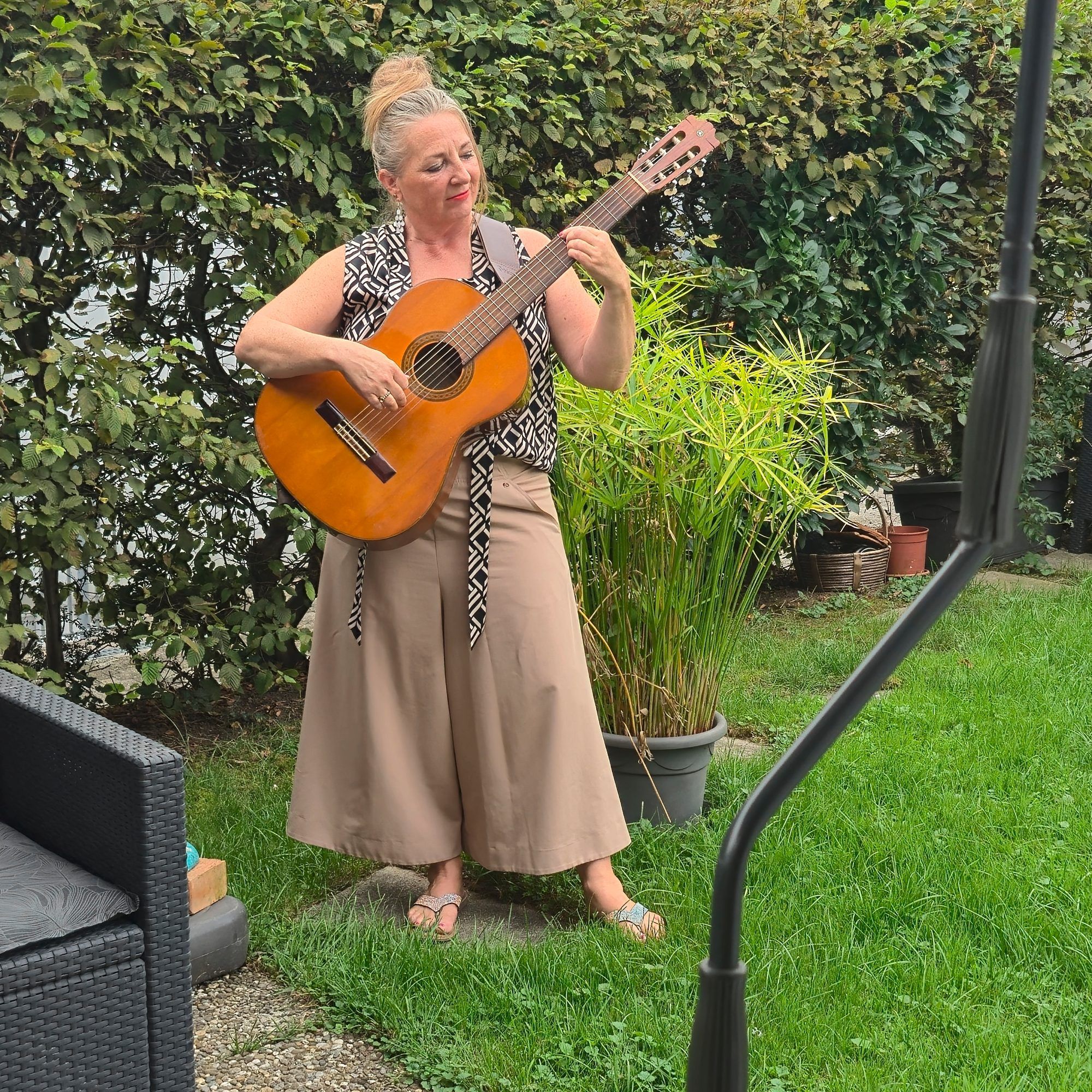 Die Künstlerin beherrscht nicht nur Gitarre und Klavier, sondern textet und komponiert und schon einige Alben am Start.