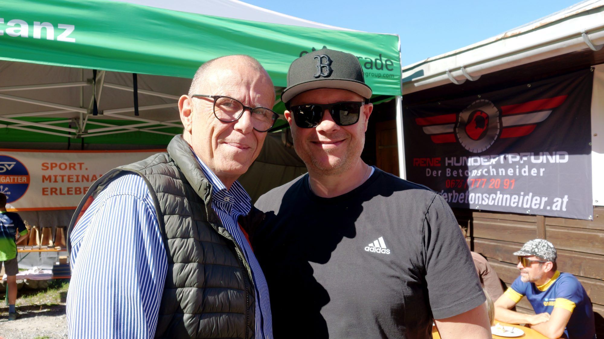 Bürgermeister Walter Gohm und Fellengatter Ortsvorsteher Jürgen Blacha erlebten ein spannendes Radrennen.