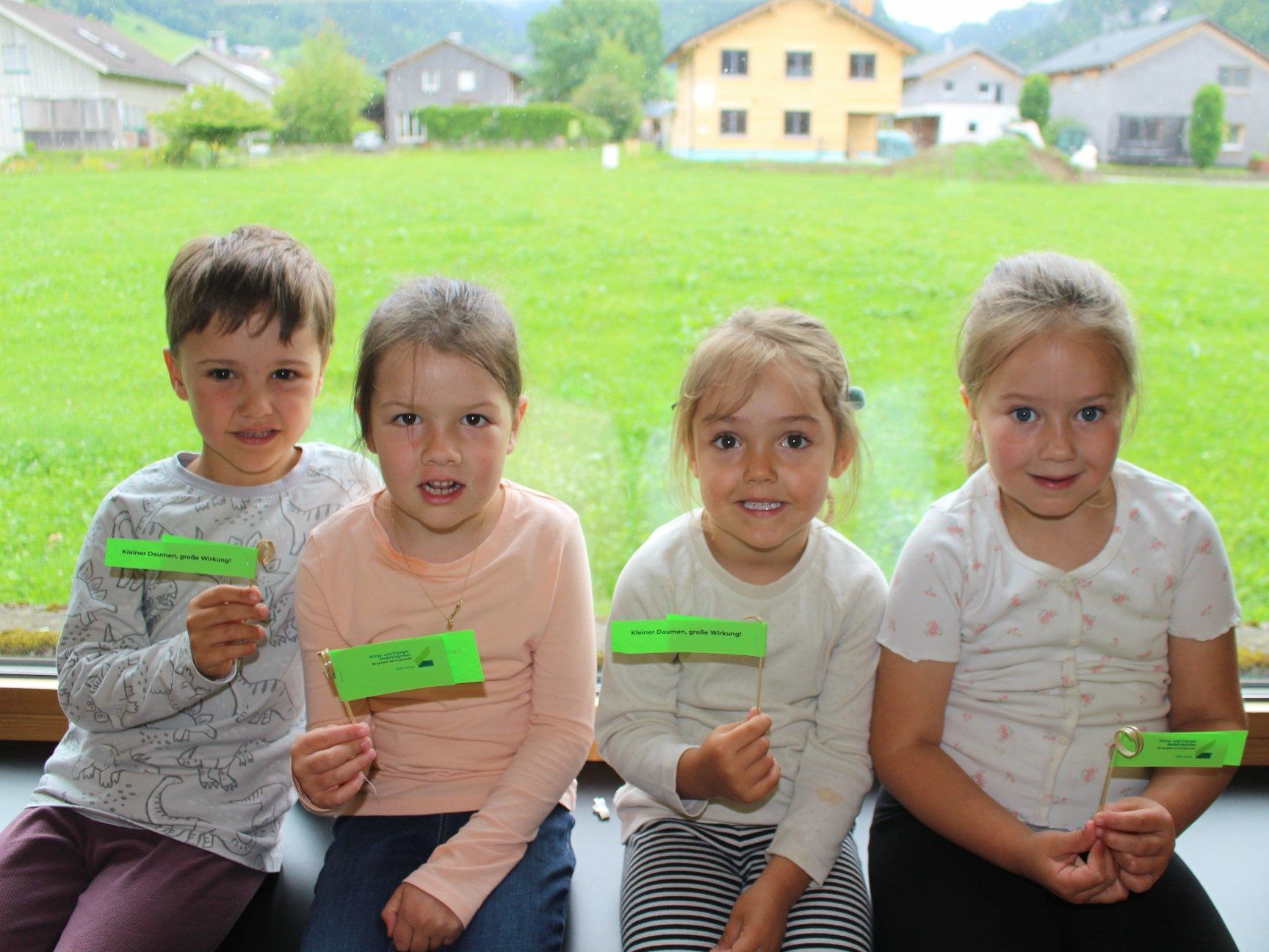 „Kleiner Daumen – große Wirkung“ ist ein treffender Slogan für eine bemerkenswerte Aktion, bei der rund 60 Kinder aus den Kindergärten Mellau und Reuthe in einer originellen Aktion ihre Bohnen pflanzten.