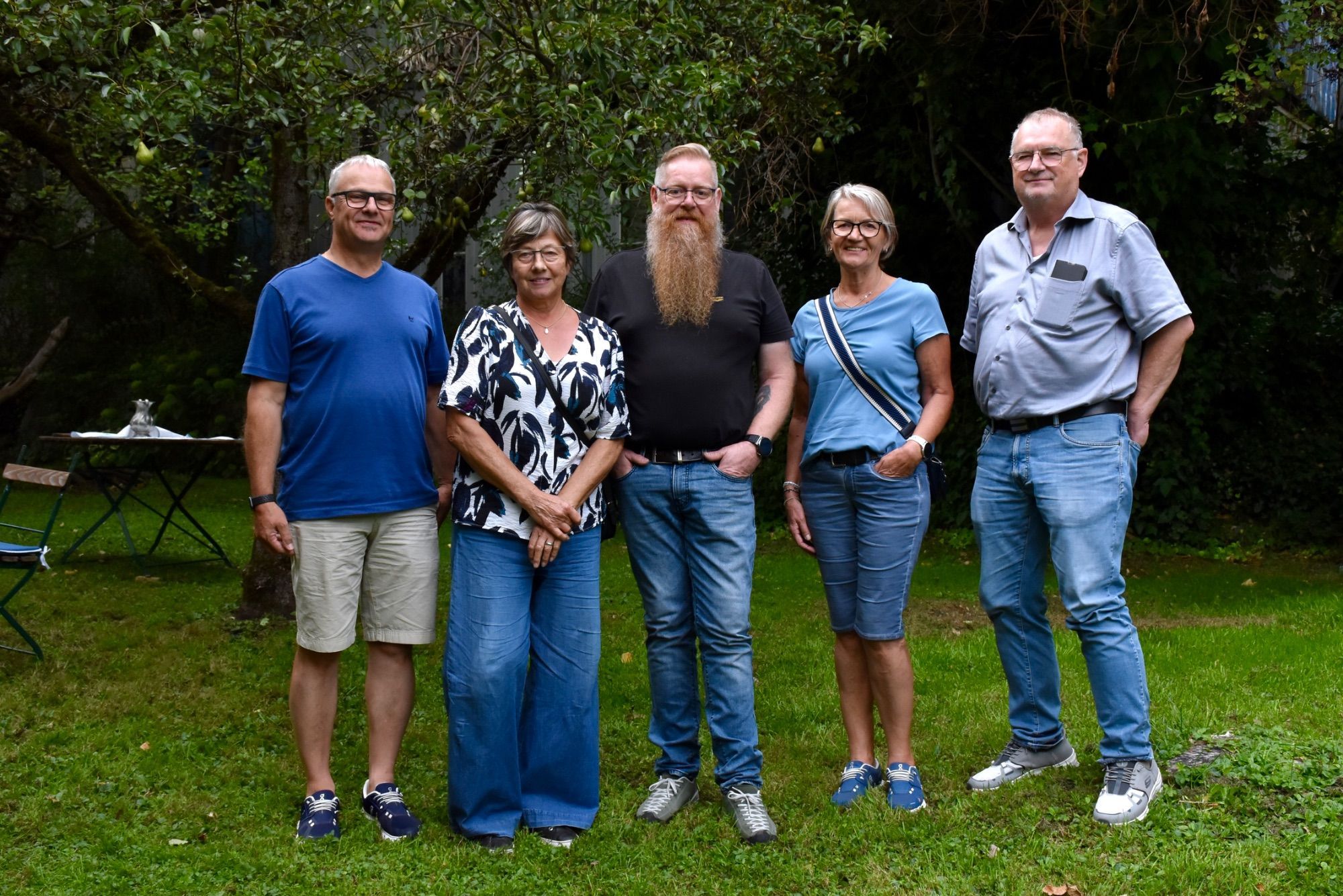 Arthur Pichler, Herlinde Laggner, Markus Khüny, Renate Neuhauser und Otmar Laggner auf dem Gelände des Sommerateliers von