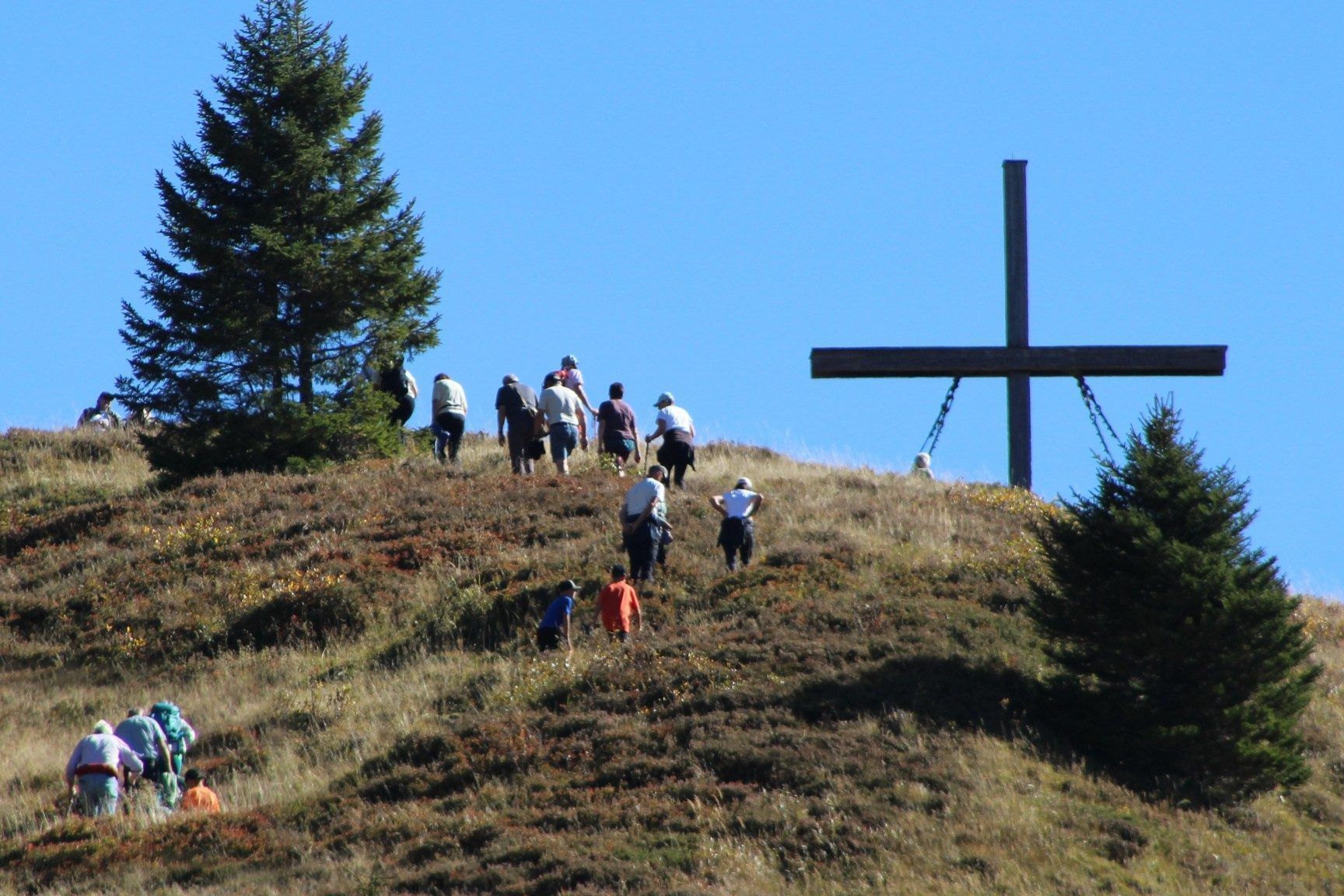 Für die Tannberggemeinden Lech, Warth und Schröcken war die Friedensmesse zugleich Sternwallfahrt – von Schröckener Seite strebten viele Teilnehmer über unwegsames Gelände auf den Simmel.