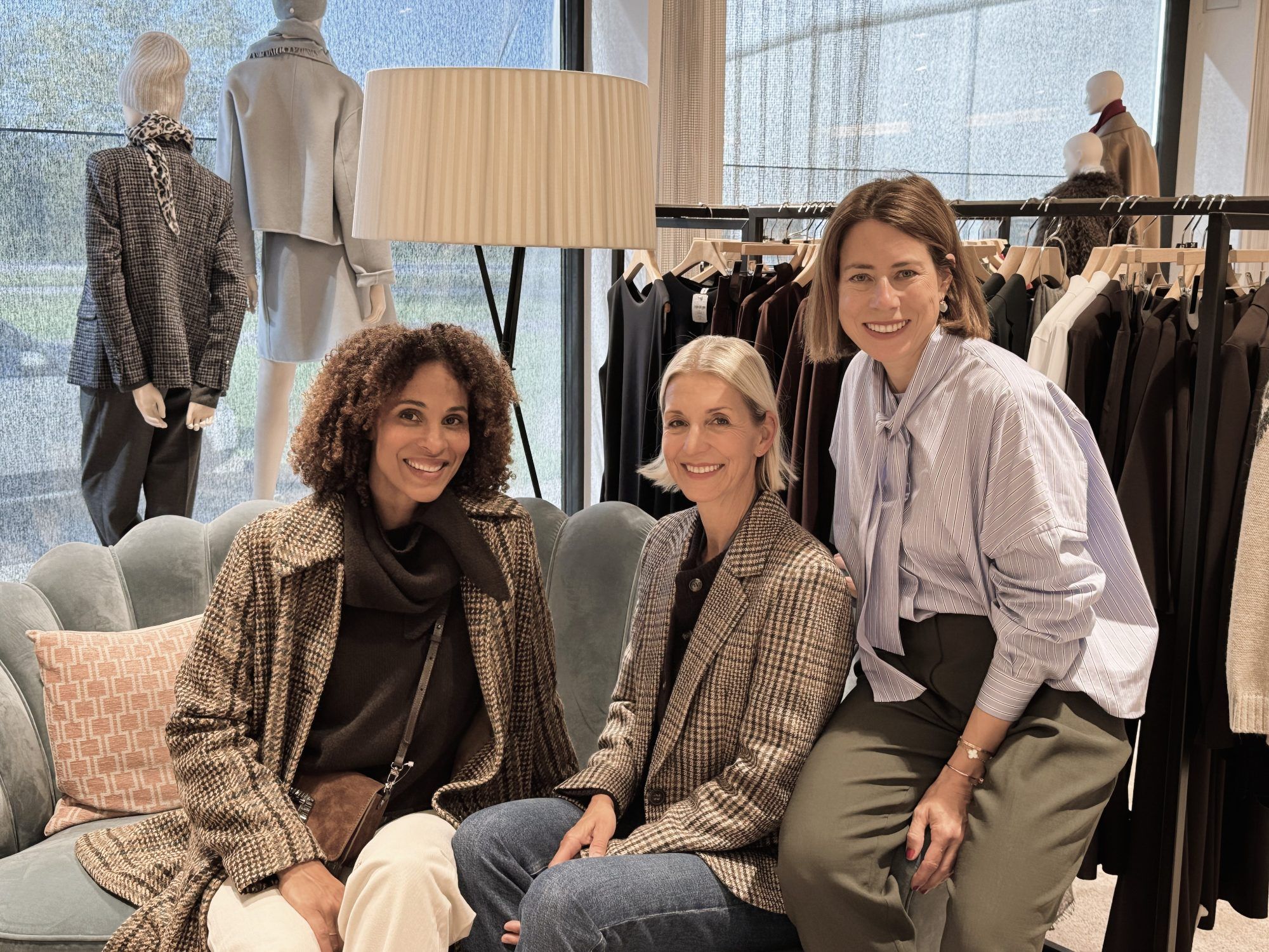 Inhaberin Stefanie Walser (re.) mit den Models Ramona und Barbara beim Season Opening im Modehaus.