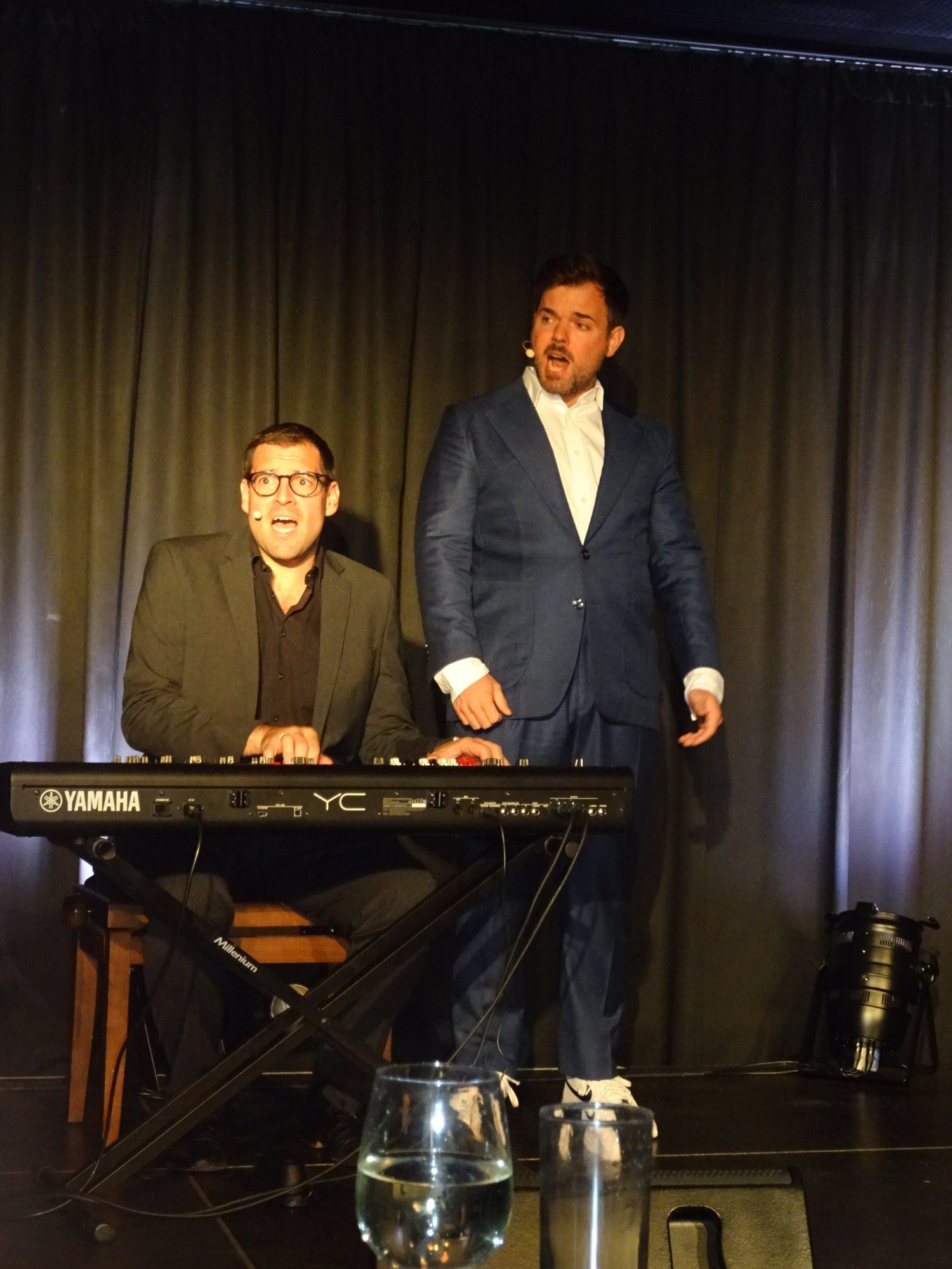 Das Comedy-Duo aus Österreich hatte neu interpretierte Austropop-Hits mit im Gepäck.