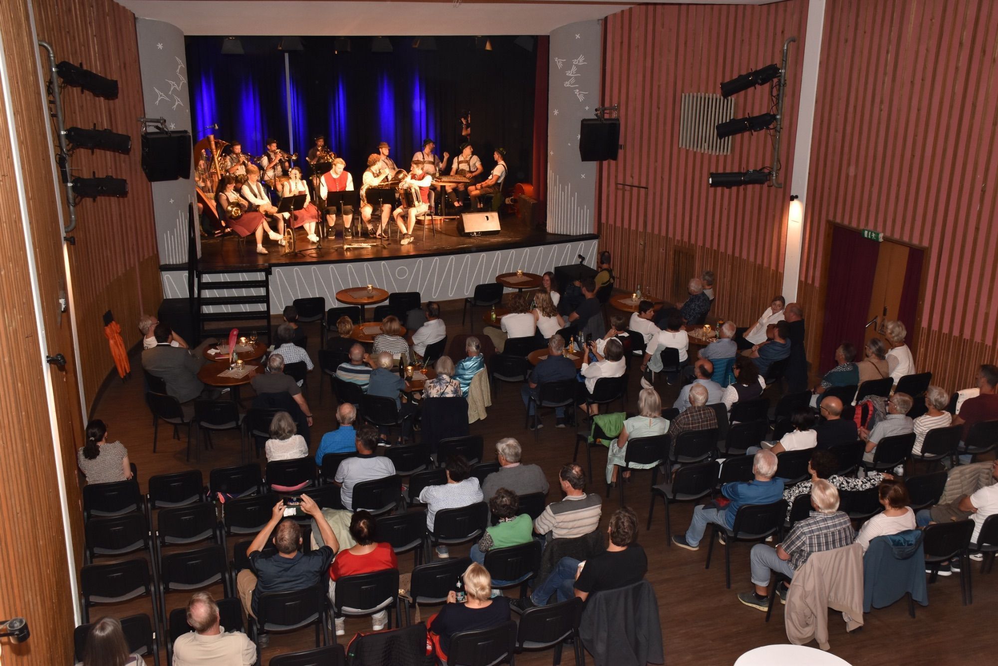 Die Volksmusiktage sind weiterhin beliebt. Witterungsbedingt wurde die Eröffnung vom Kirchplatz Schruns in die Kulturbühne verlegt.
