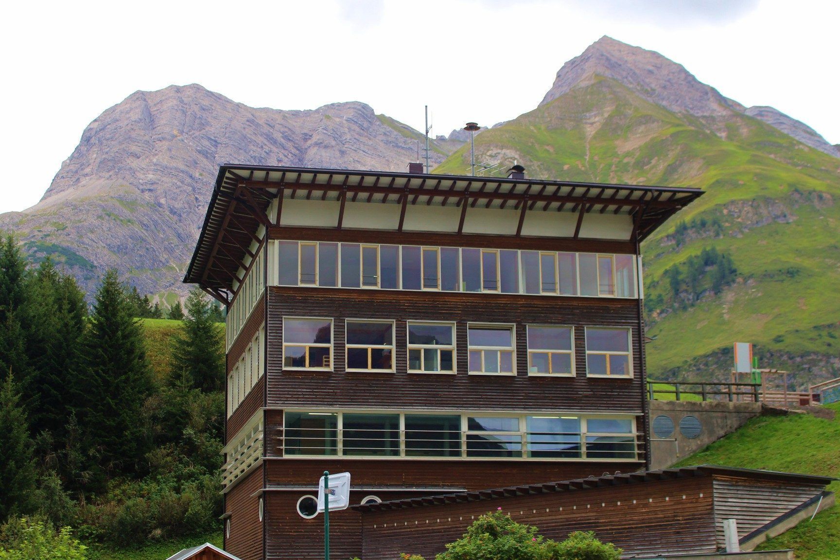 1992 konnte das neue Schulhaus – für Volks- und Hauptschule sowie Kindergarten samt Mehrzwecksaal – eröffnet werden.