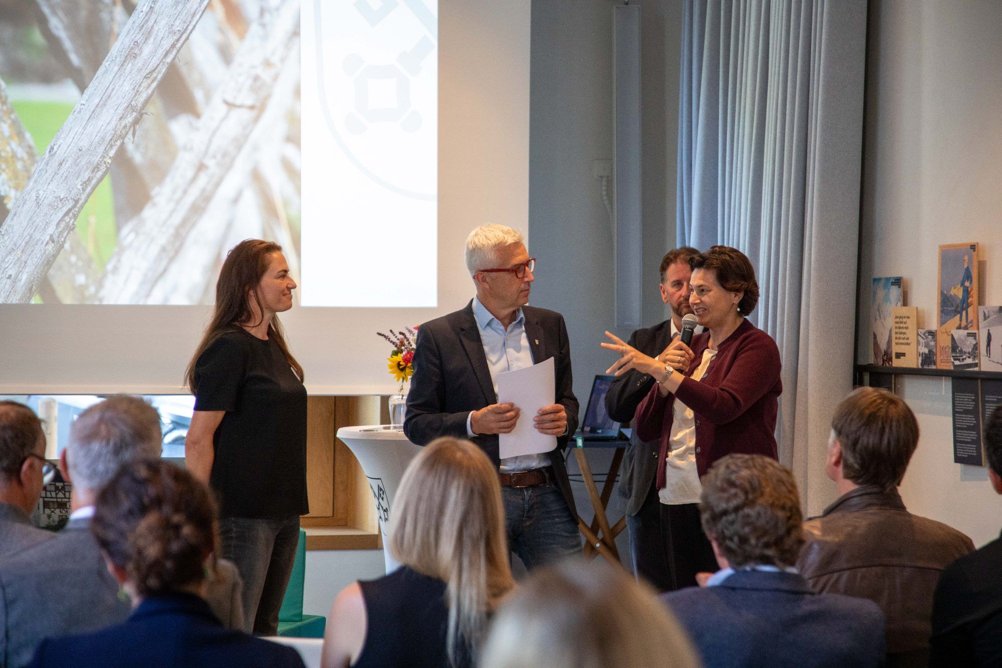 Die Jury-Mitglieder Barbara Keiler (r.) und Verena Jakoubek-Konrad (l.) im Gespräch mit Moderator Bernhard Maier.