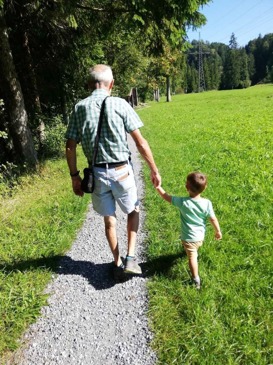 Opa und Enkel beim Spaziergang.