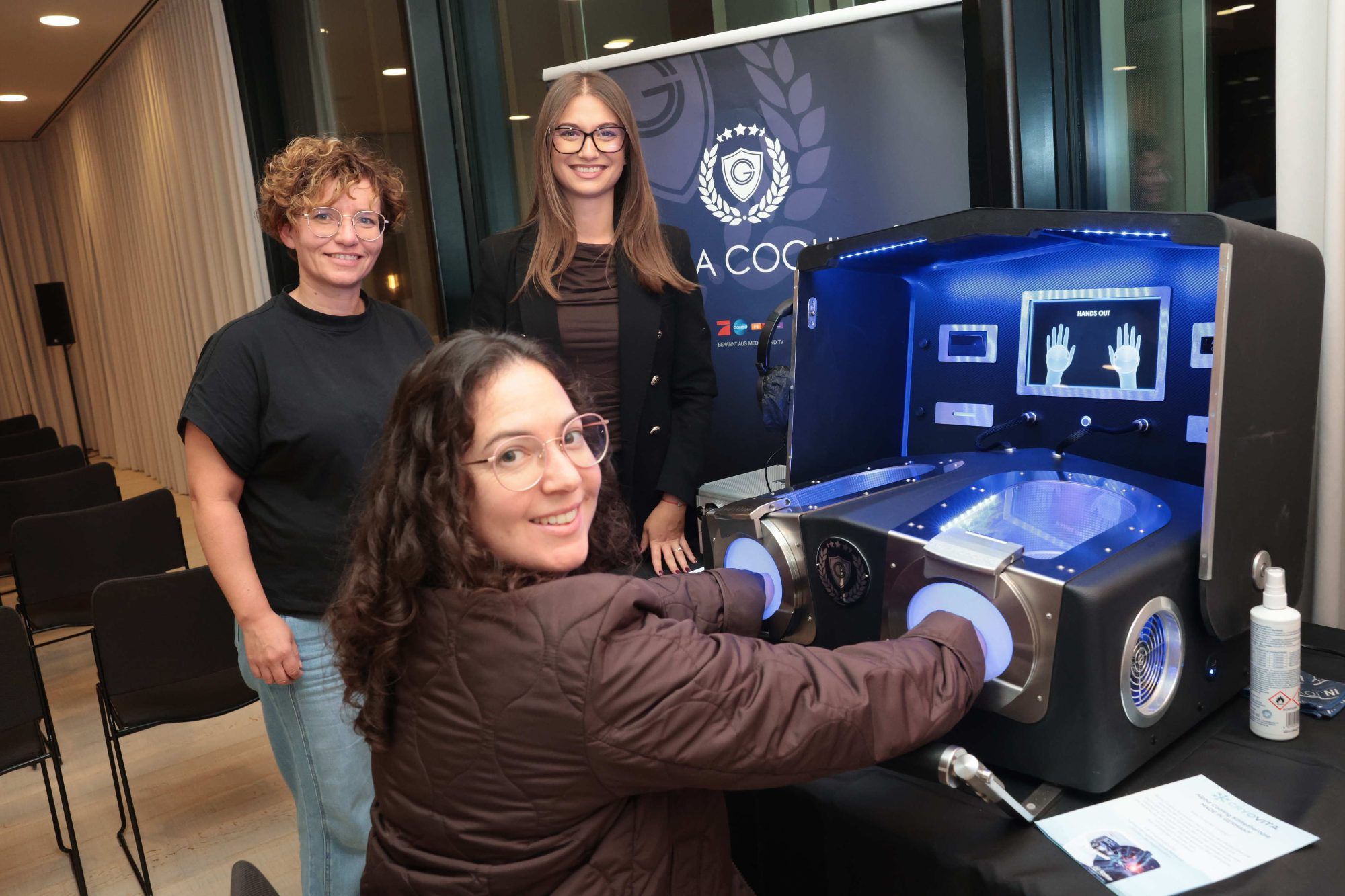 Daniela Berloffa, Fernanda Soto und Andjela Crepuliarevic.bei der Alpha Cooling Kältetherapie