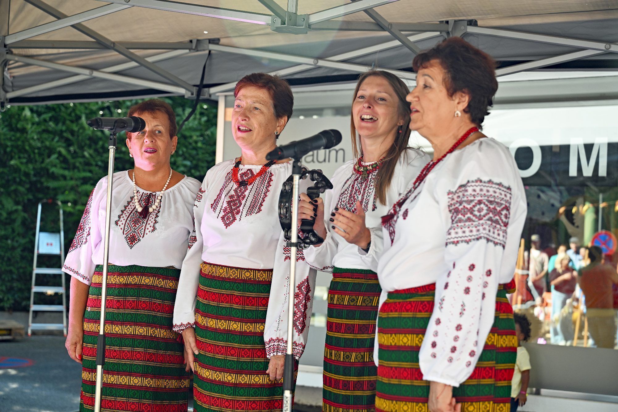 Auf der Bühne gab ein ukrainisches Ensemble Folklorelieder zum Besten.