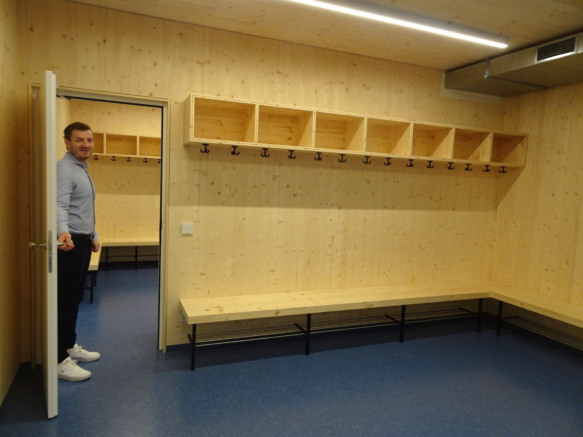 Die Umkleidekabinen bieten viel Platz für die vielen Nachwuchsspielerinnen und -spieler im Verein.