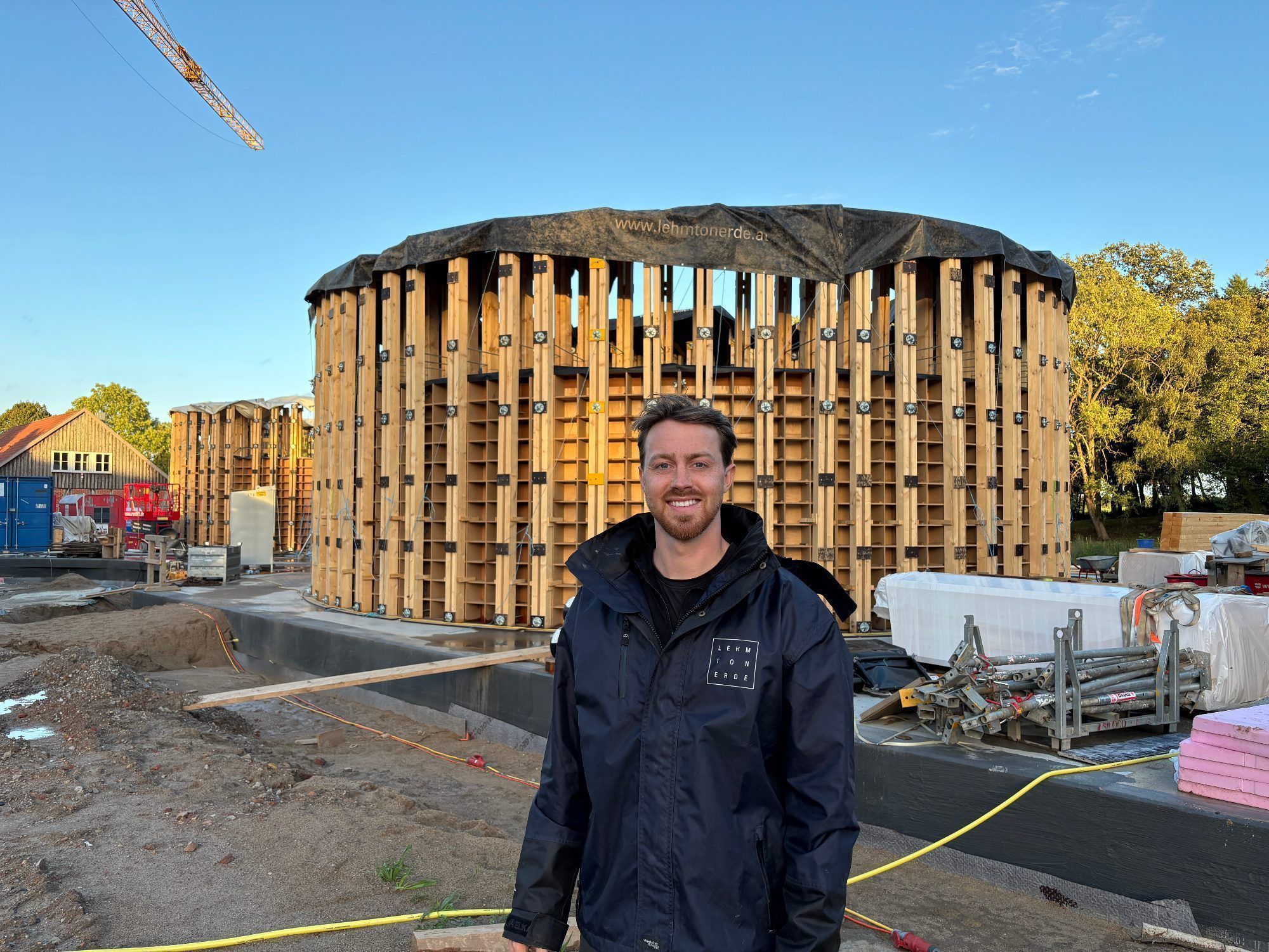 Nicolas Mucha arbeitet derzeit für Lehmbau Rauch auf einer Baustelle in Mecklenburg-Vorpommern.