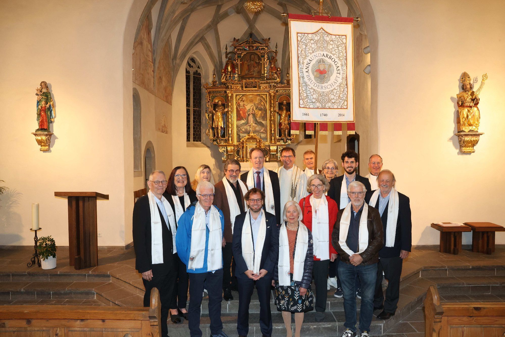 Vorstandsmitglieder, Konzelebranten sowie die neuen Schwestern und Brüder.