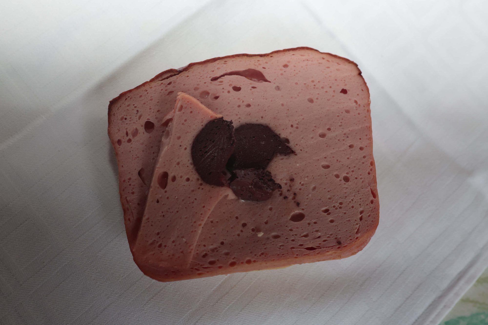 Ein Stück Blutwurstleberkäse mit
