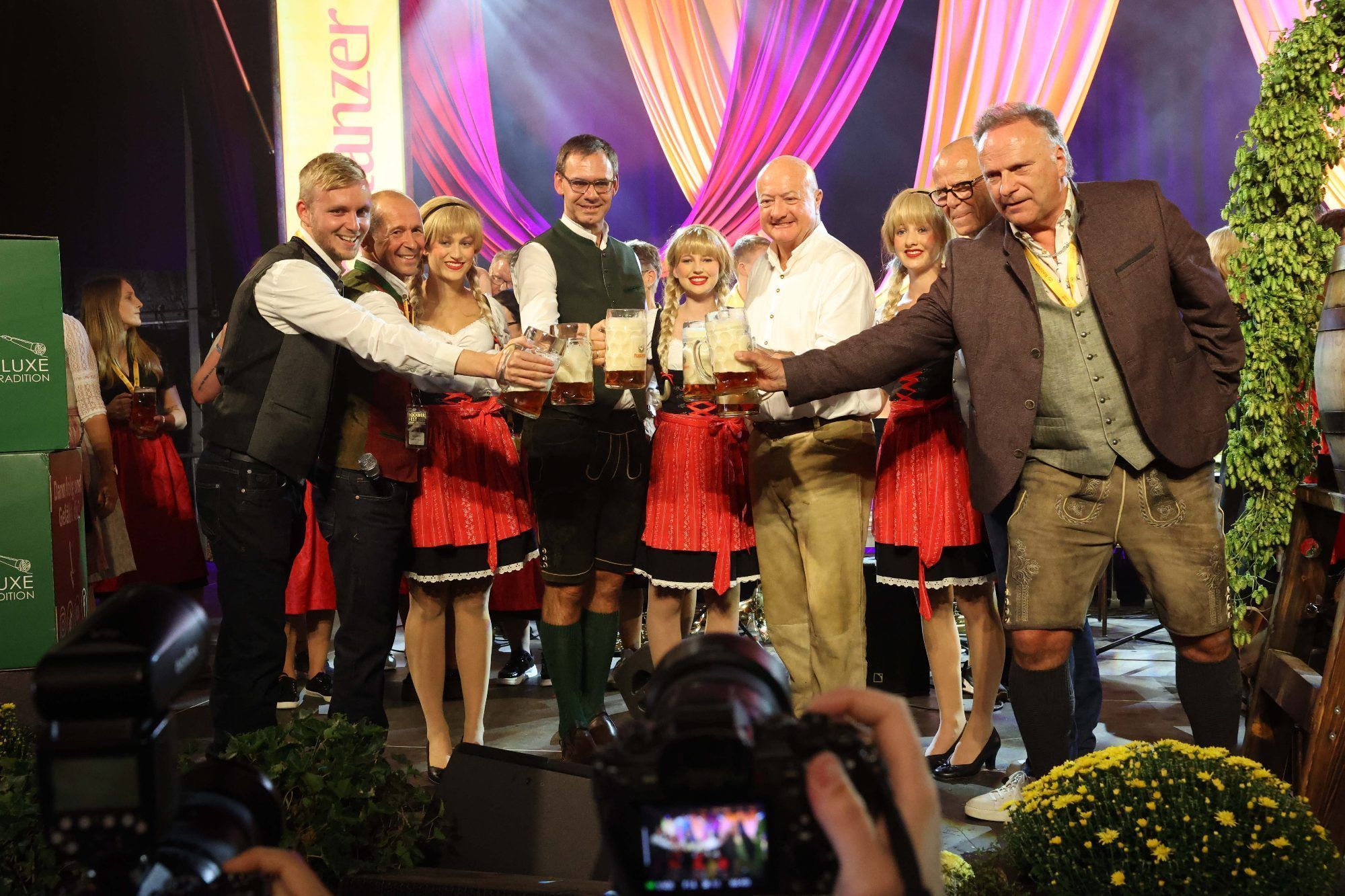 Die Vorstände Laurin Bernhart und Kurt Michelini mit den