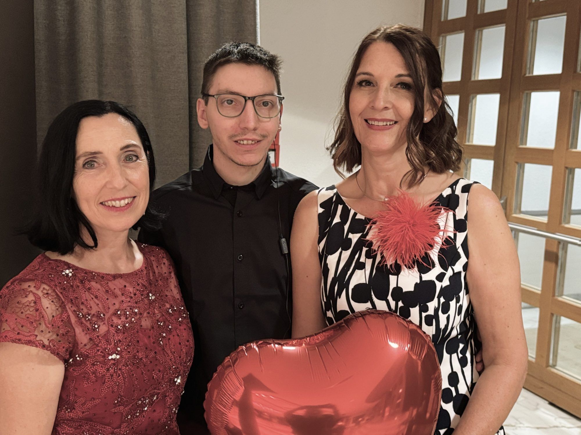 Stage-Manager Partick Walser mit den Chorsprecherinnen Ricki Graf und Martina Parsch.
