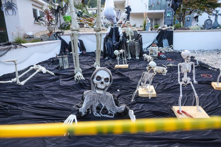 Schon einen Monat früher im Halloweenfieber: Diese Hohenemser Gärten sorgen für Aufsehen
