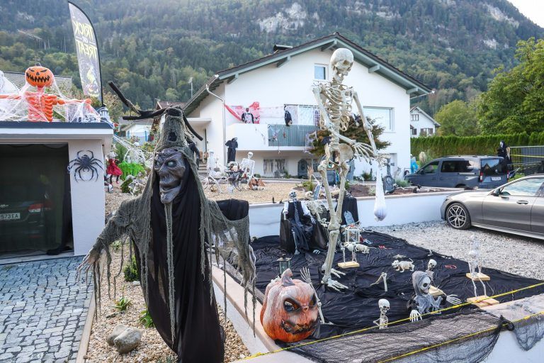 Schon einen Monat früher im Halloweenfieber: Diese Hohenemser Gärten sorgen für Aufsehen