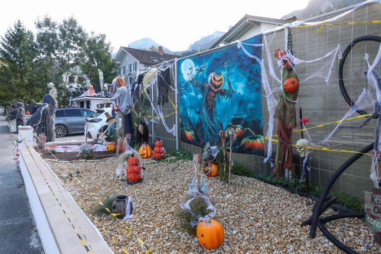 Schon einen Monat früher im Halloweenfieber: Diese Hohenemser Gärten sorgen für Aufsehen
