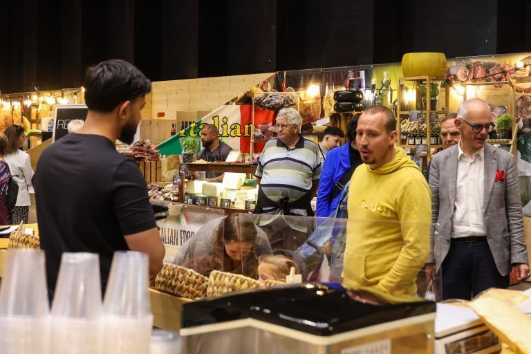 Zwischen Rummel, Wein und Weißküferei: Die Messe ist eröffnet