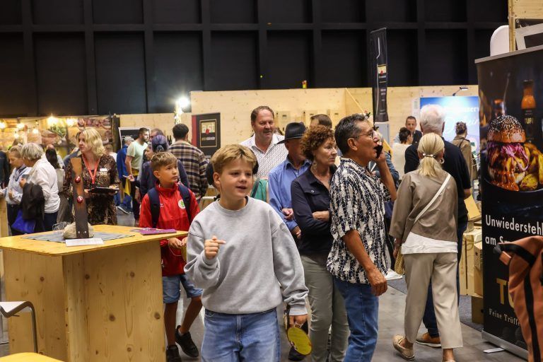 Zwischen Rummel, Wein und Weißküferei: Die Messe ist eröffnet