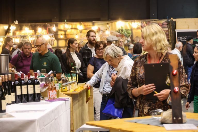 Zwischen Rummel, Wein und Weißküferei: Die Messe ist eröffnet
