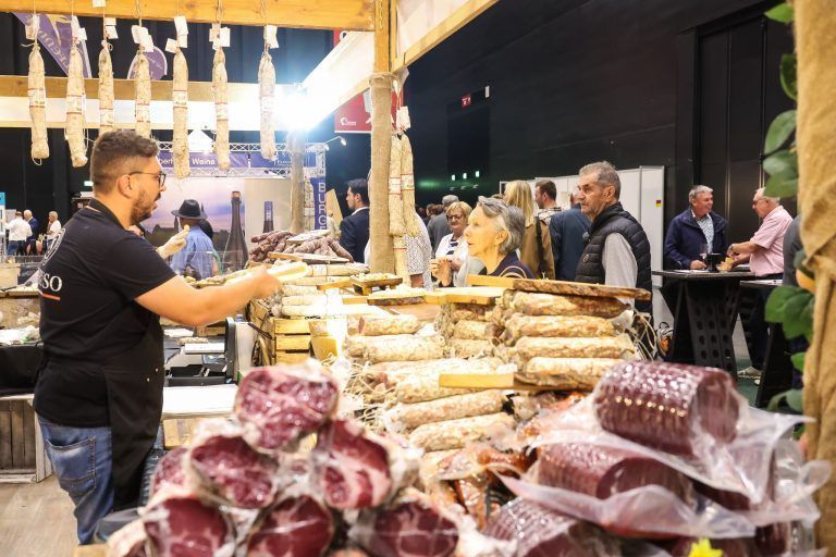 Zwischen Rummel, Wein und Weißküferei: Die Messe ist eröffnet