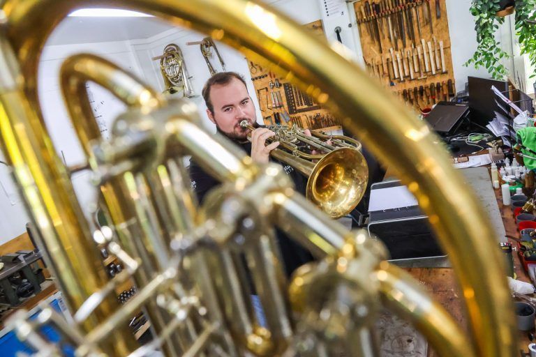 Die Werkstatt für den guten Ton: Altacher Musikhandel baut sein Angebot aus